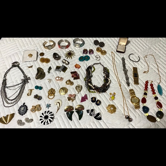 HUGE LOT of 53 Pieces Vintage Jewelry - Picture 3 of 10